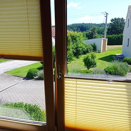 Schöne helle Ferienwohnung in Waldnähe Berching Exterior foto