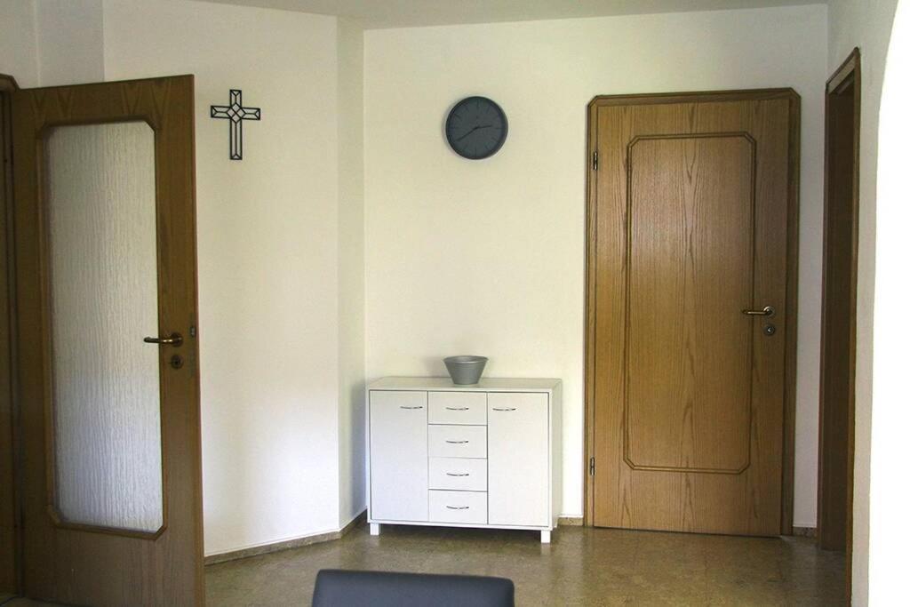 Schöne helle Ferienwohnung in Waldnähe Berching Exterior foto