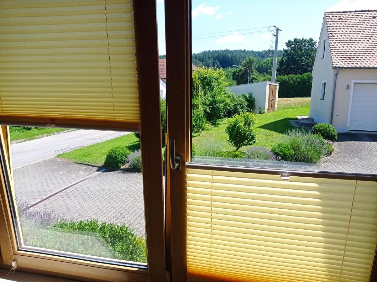 Schöne helle Ferienwohnung in Waldnähe Berching Exterior foto